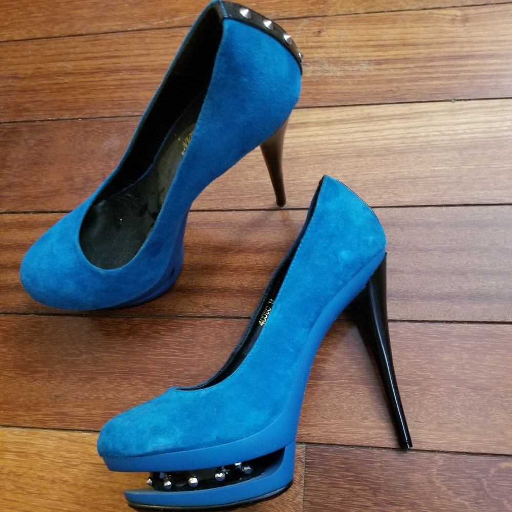 Blue double platform spiked pumps